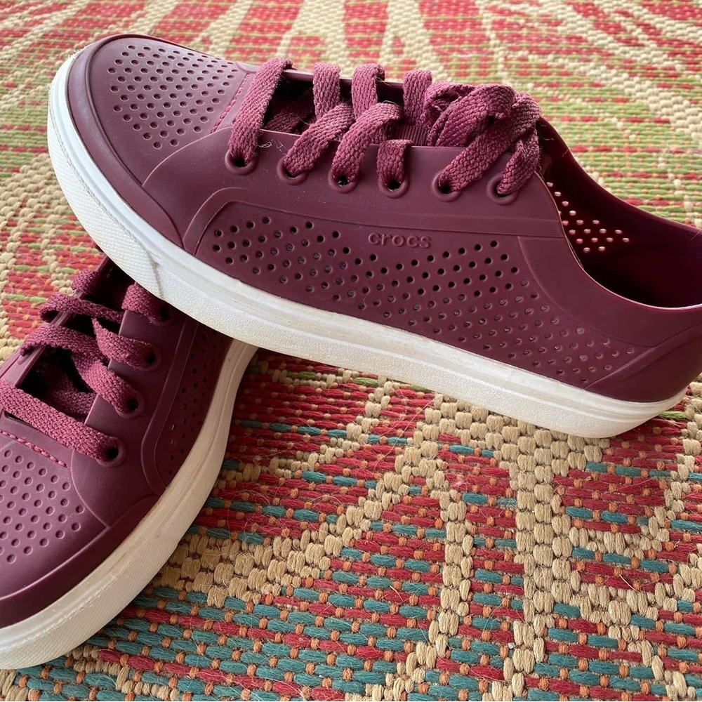 crocs maroon lace up (like new)